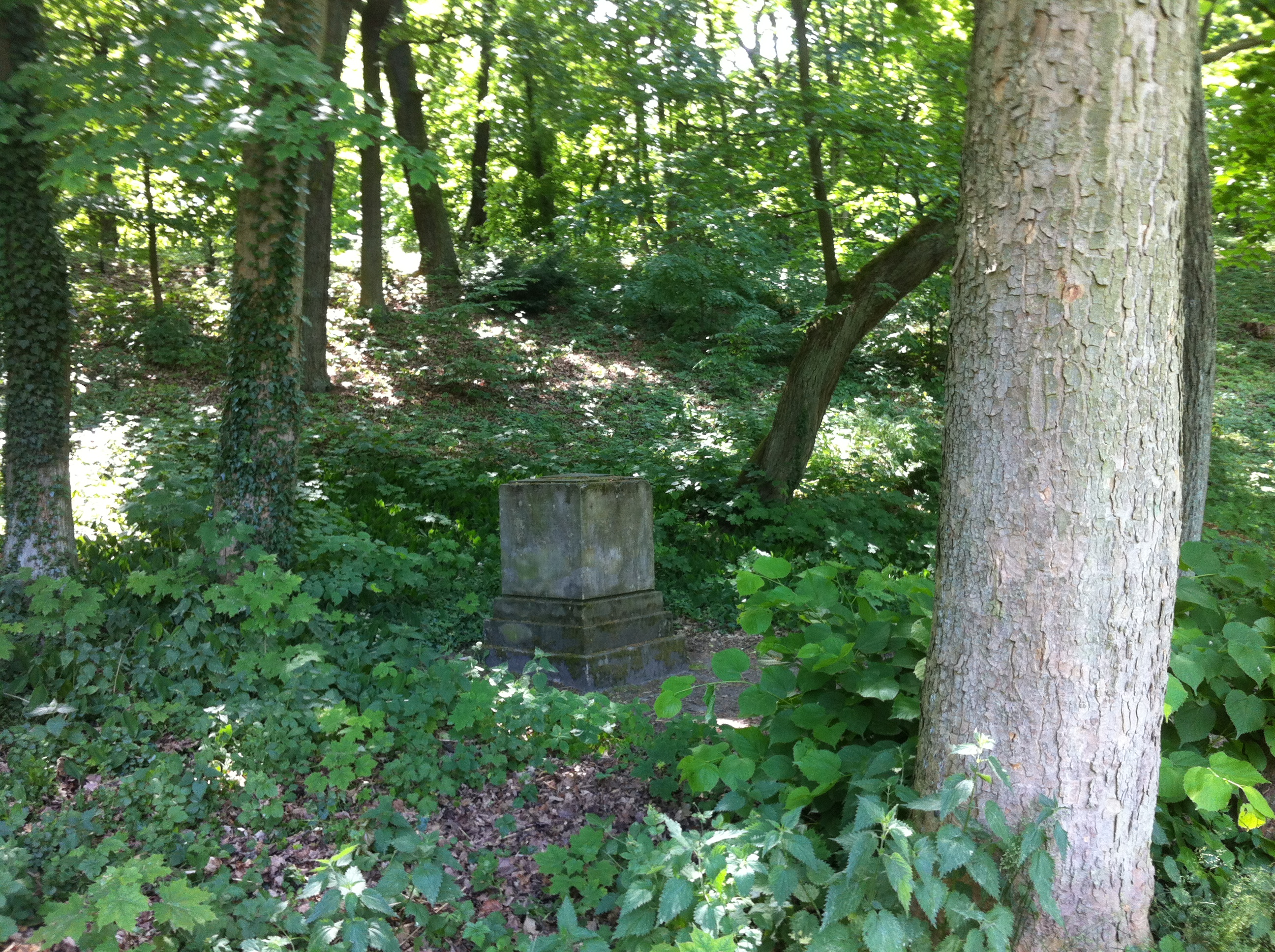 Gutspark_Neukladow_August_Gaul_Gedenkstein